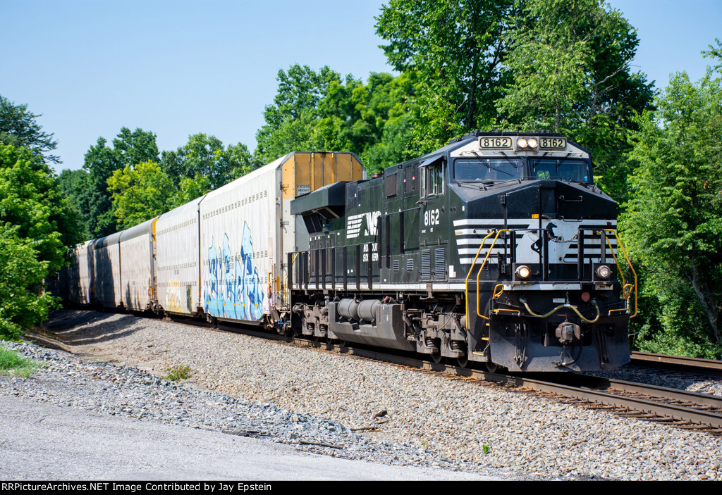 NS 8162 leads an Autorack train north at Racetrack Road 